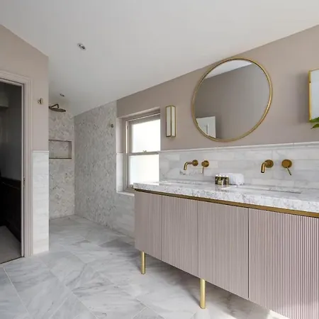 Lovely 3 Bdr Free Parking Appartamento