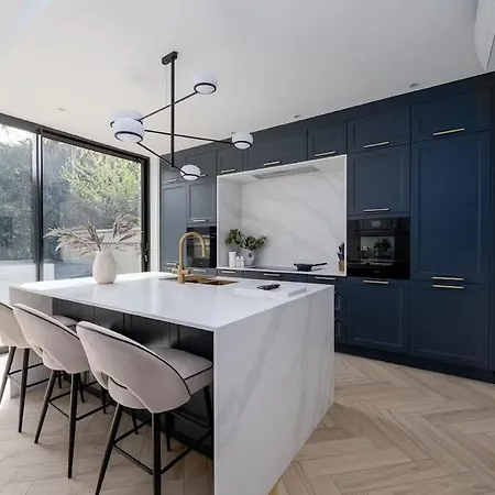 Lovely 3 Bdr Free Parking Appartamento